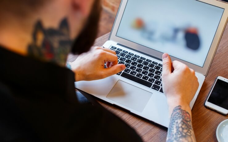 Man working on a computer FI